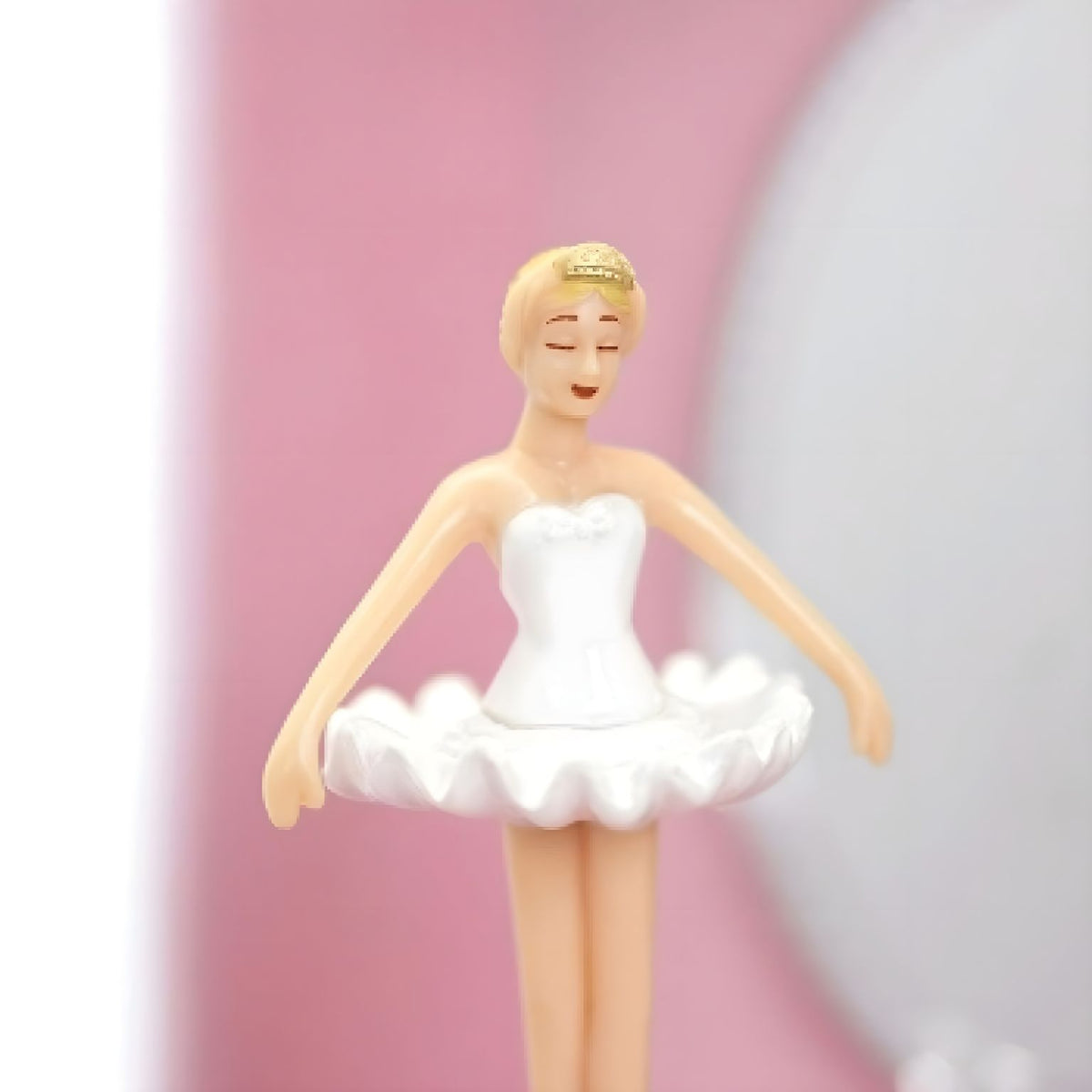 Pormenor da figura de bailarina com tutu branco da caixa de joias musical Trousselier