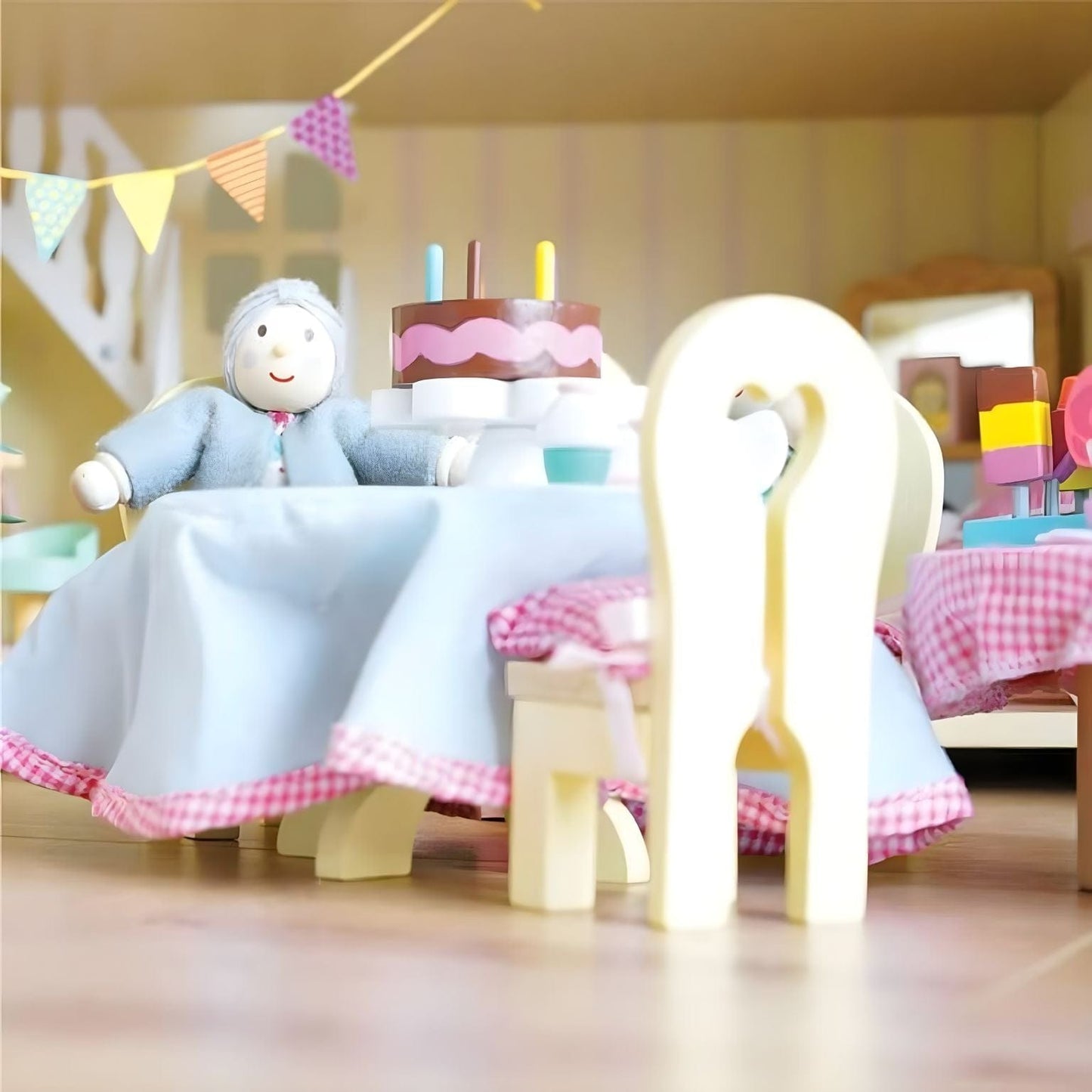 Conjunto figuras Daisylane - Avós da Le Toy Van com dois avós numa cena de festa e casa de bonecas
