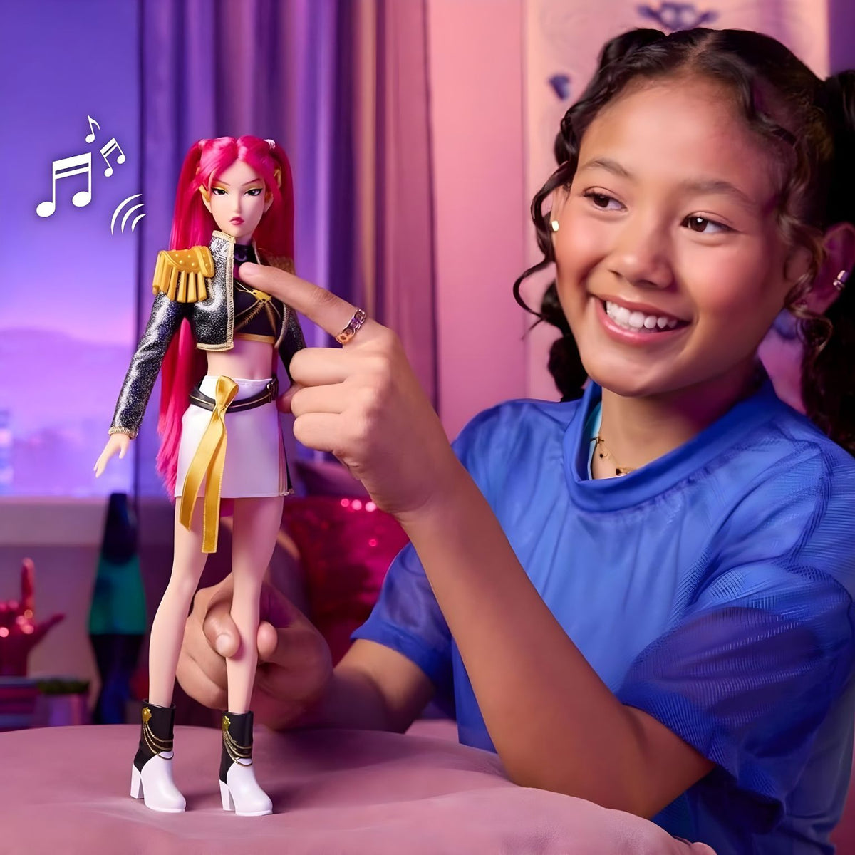 Boneca musical Mira K-Pop Demon Hunters em visual Golden