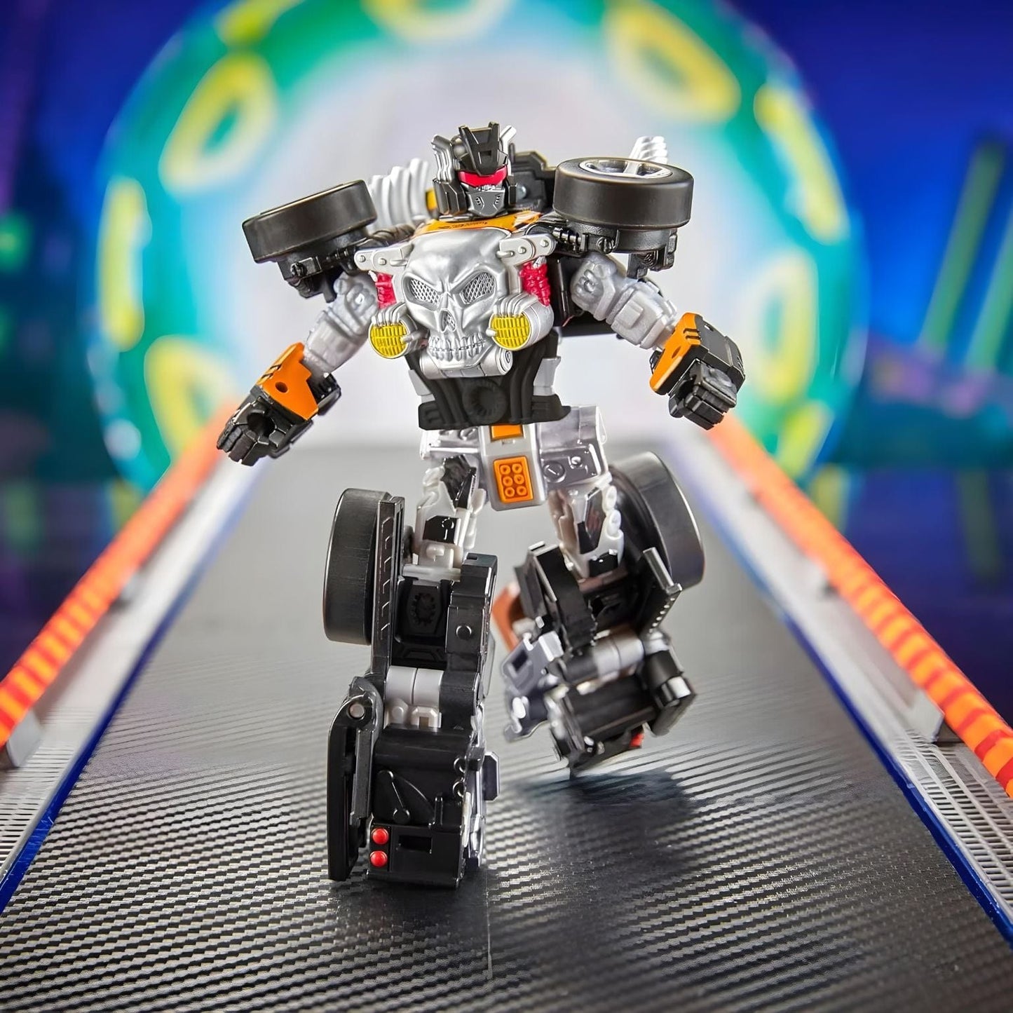 Hot Wheels X Transformers Bone Shaker em modo robot e carro com design flamejante