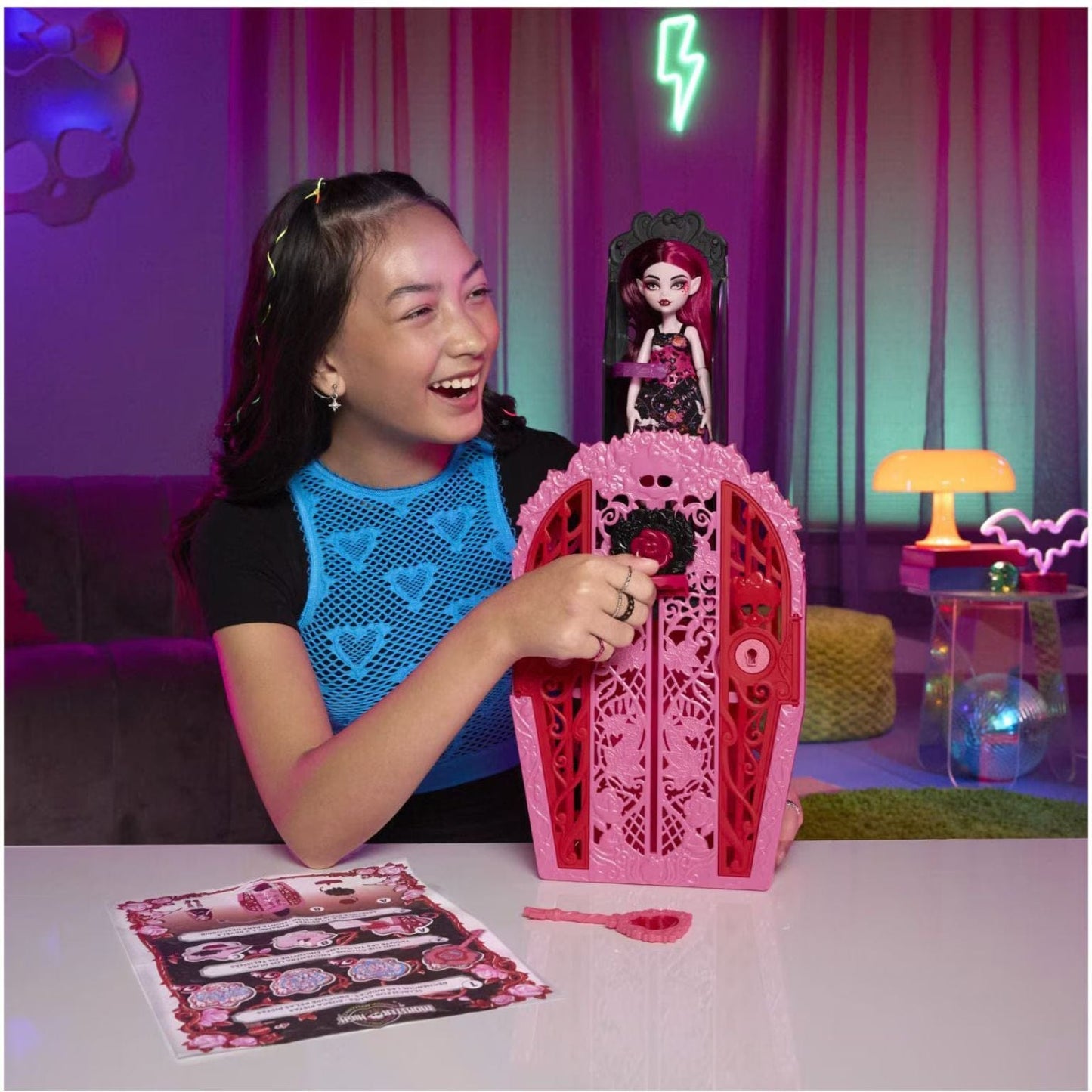 Apresentamos Monster High - Draculaura com armário Skulltime Secrets com o SKU 775544325 recomendado para + 4 anos
