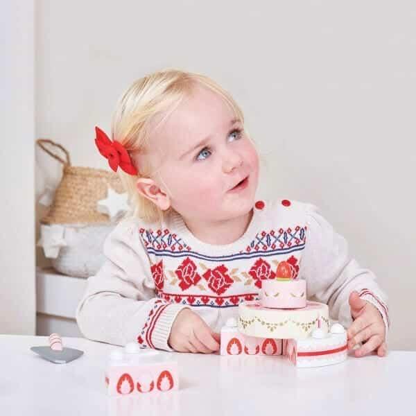 Apresentamos Bolo de Noivos com Morangos com o SKU 40032923 recomendado para + 2 anos