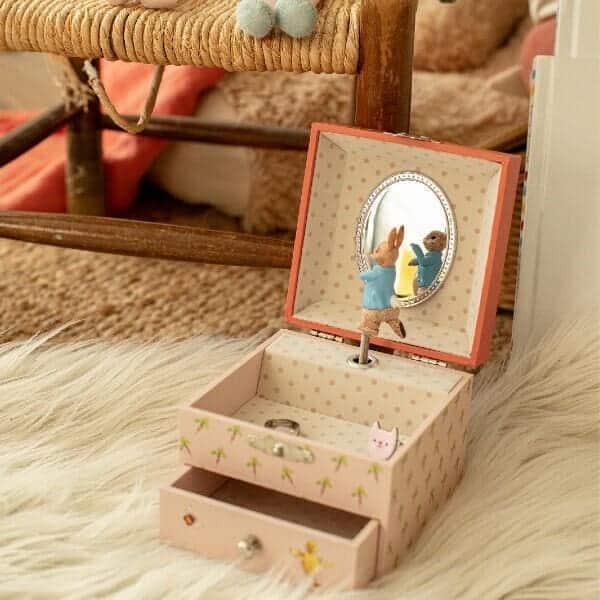 Apresentamos Caixa de música - Peter Rabbit Cenoura com o SKU 792086123 recomendado para + 4 anos