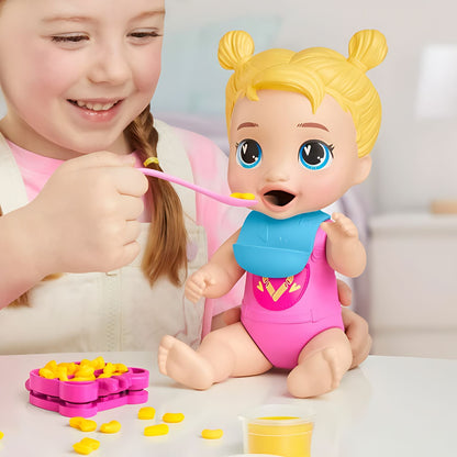 Criança a alimentar a Baby Alive Jantar Criativo com comida de brincar amarela e talher rosa