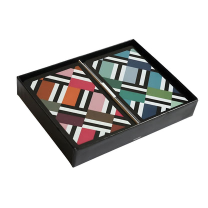 Baraja de Cartas Doble Bauhaus de Piatnik con patrón geométrico colorido en caja negra