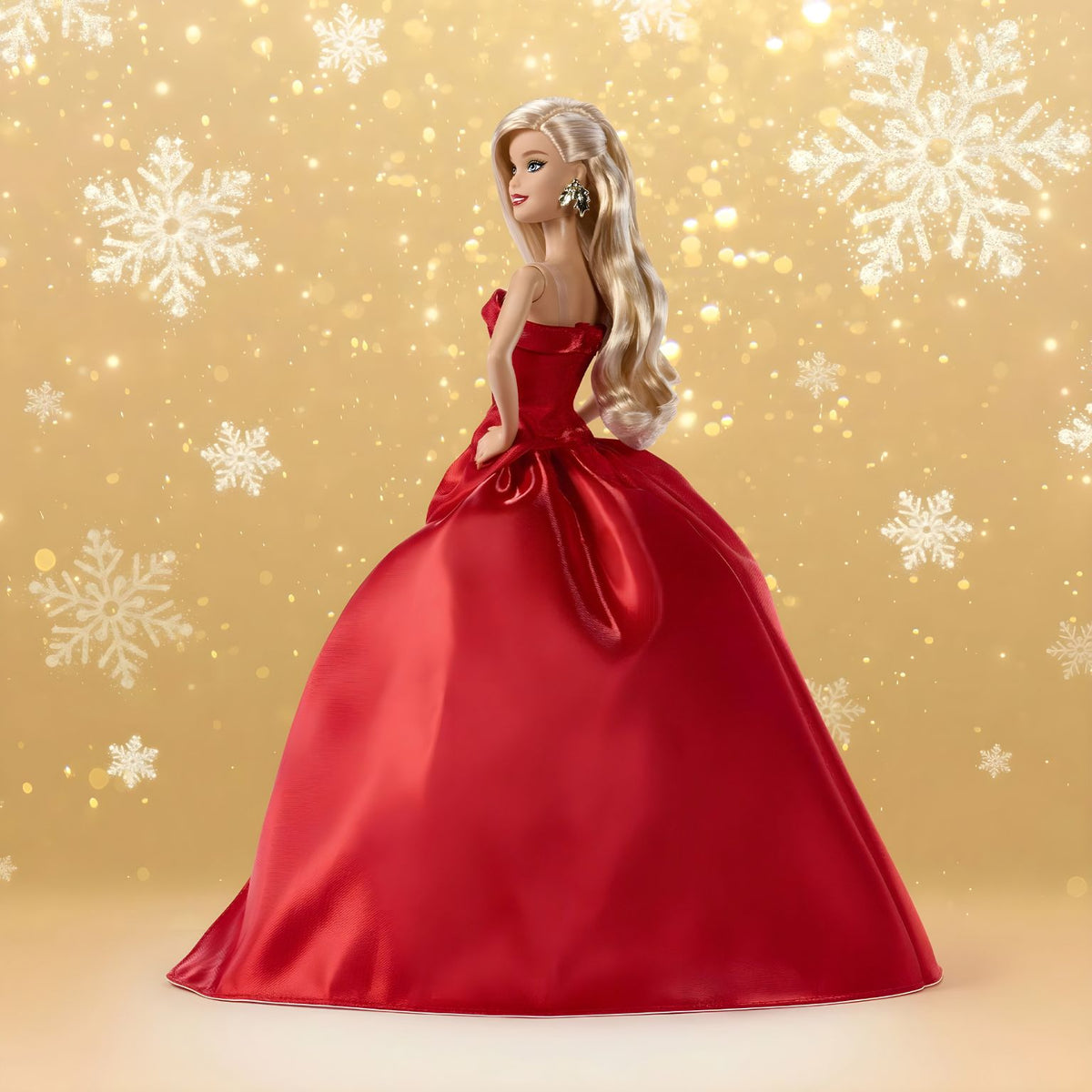 Detalhe da Barbie Signature Holiday 2026 loira em visual festivo