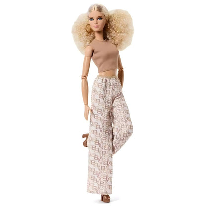 Barbie Signature Rubia Modelo 07 con cabello rizado voluminoso, top beige y pantalones anchos estampados