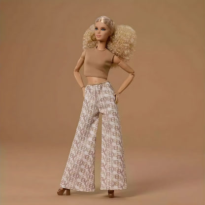 Barbie Signature Rubia Modelo 07 con cabello rizado voluminoso, top beige y pantalones anchos estampados