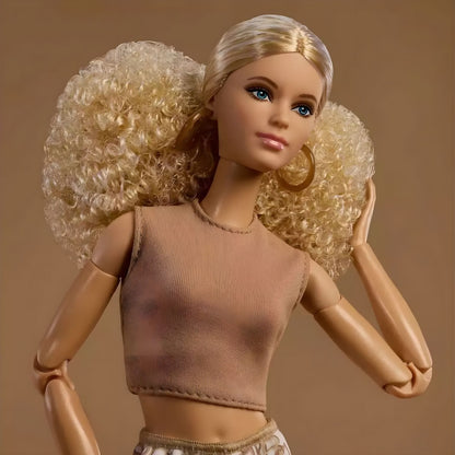 Barbie Signature Rubia Modelo 07 con cabello rizado voluminoso, top beige y pantalones anchos estampados