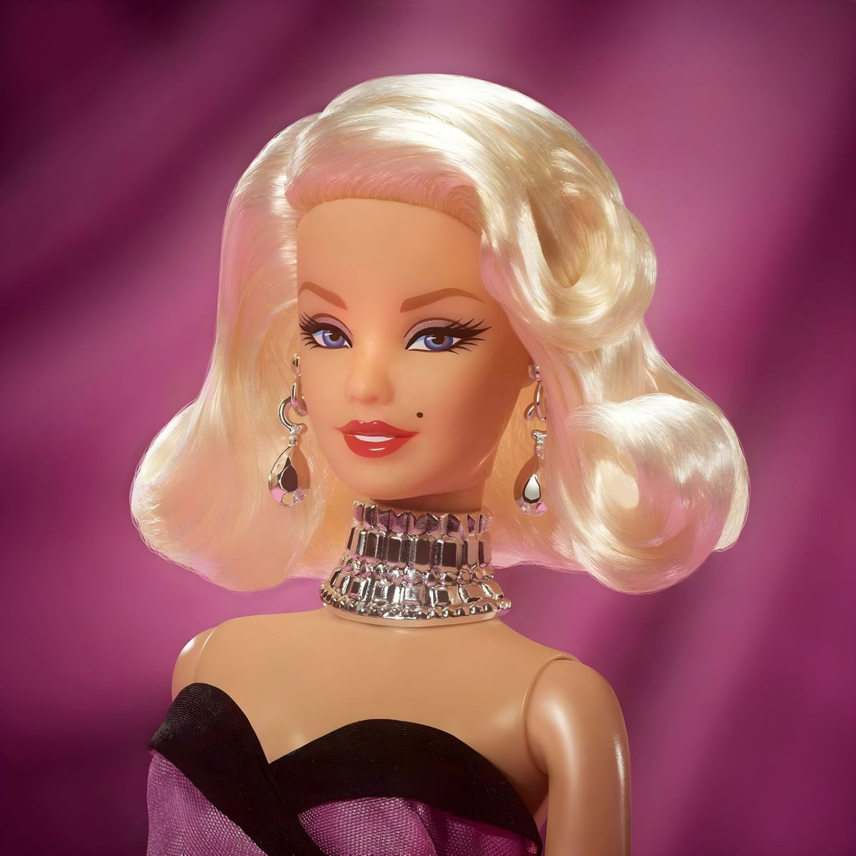 Barbie Signature Marilyn Monroe com grande laço rosa e detalhes brilhantes