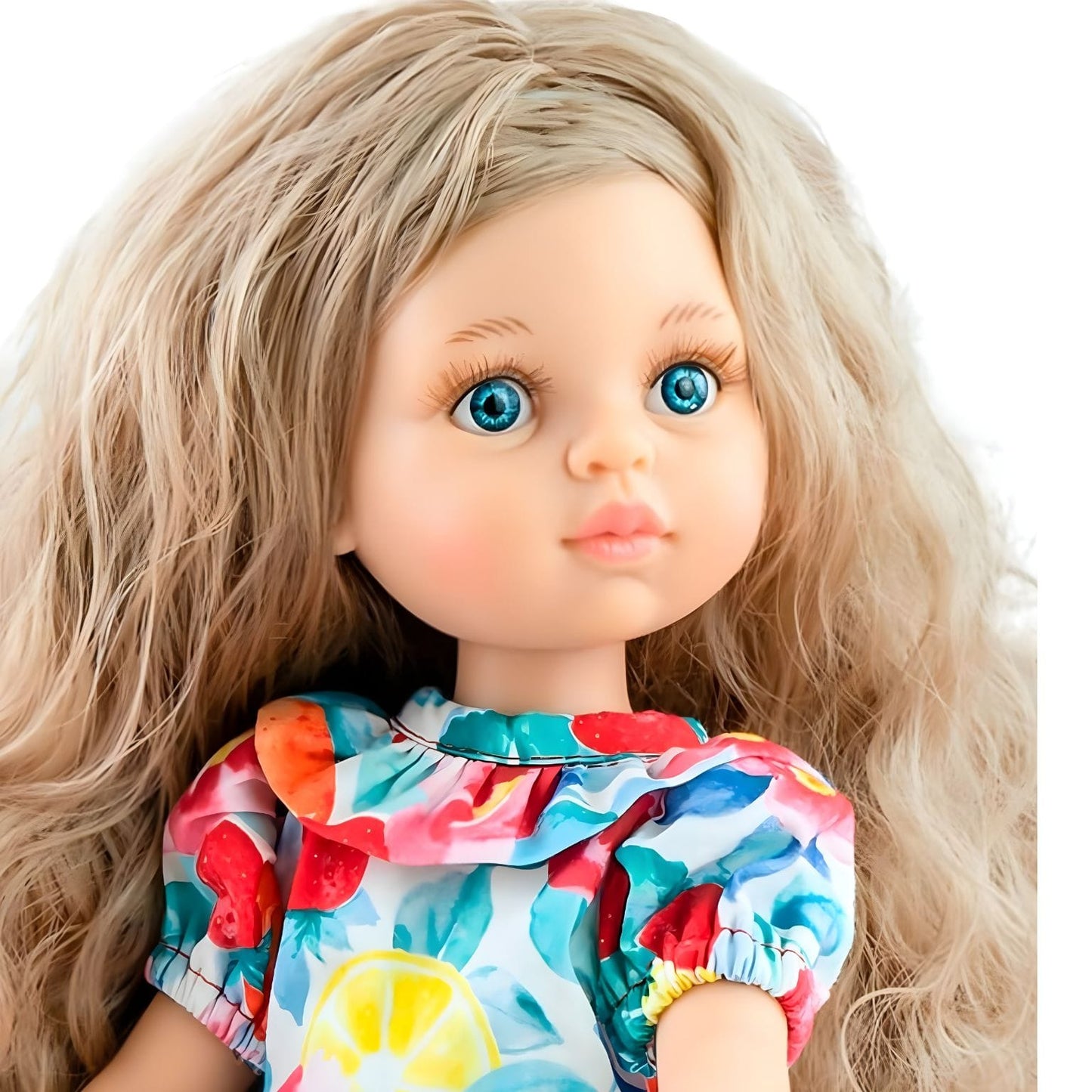 Boneca Carla da Paola Reina com cabelo comprido ondulado, olhos azuis, vestido colorido com frutas e sapatos vermelhos