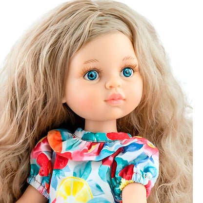 Muñeca Carla de Paola Reina con cabello largo ondulado, ojos azules, vestido colorido con frutas y zapatos rojos