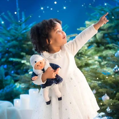 Muñeca Corolle Marguerite Starlit Night con vestido azul estrellado, chaleco blanco y gorro blanco