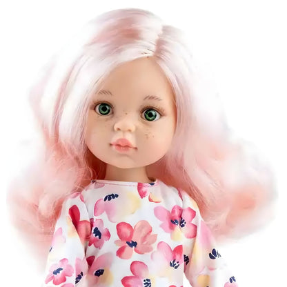 Muñeca Rosa con vestido floral de Paola Reina con cabello rosa y pequeña maleta