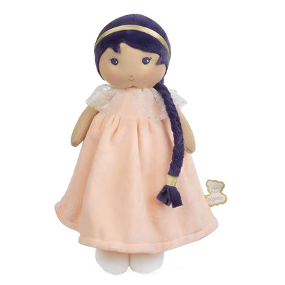 Muñeca de Trapo Iris de Kaloo con vestido rosa suave, pelo morado trenzado y expresión dulce