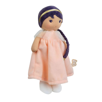 Muñeca de Trapo Iris de Kaloo con vestido rosa suave, pelo morado trenzado y expresión dulce