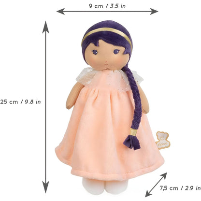 Muñeca de Trapo Iris de Kaloo con vestido rosa suave, pelo morado trenzado y expresión dulce