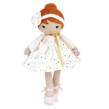 Boneca de pano Valentine da Kaloo com cabelo ruivo, vestido branco com estrelas douradas e laço delicado
