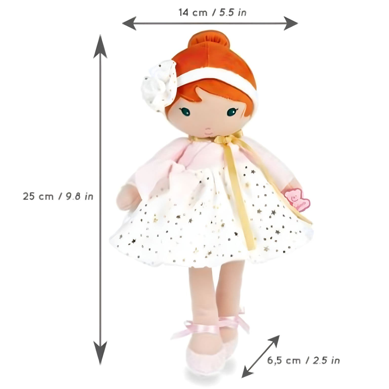 Boneca de pano Valentine da Kaloo com cabelo ruivo, vestido branco com estrelas douradas e laço delicado