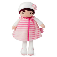 Boneca de pano Rose da Kaloo com vestido rosa às riscas, gorro branco e flor lateral