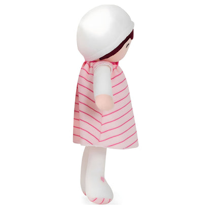 Muñeca de trapo Rose de Kaloo con vestido rosa a rayas, gorro blanco y flor lateral