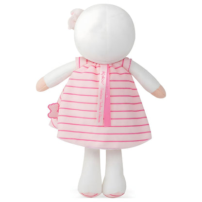 Muñeca de trapo Rose de Kaloo con vestido rosa a rayas, gorro blanco y flor lateral