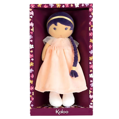Muñeca de Trapo Iris de Kaloo con vestido rosa suave, pelo morado trenzado y expresión dulce
