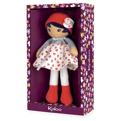 Muñeca de Trapo Jade de Kaloo con vestido blanco de corazones rojos, jersey gris y gorro rojo