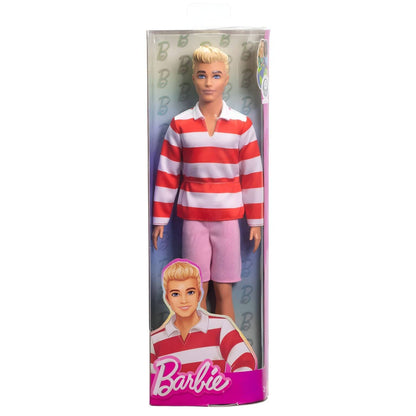 Muñeco Ken con camisa de rayas rojas y blancas, pantalones cortos rosas y zapatillas blancas