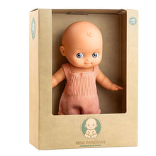 Boneco Mini Panchas com pijama cor de salmão para brincadeiras afetivas