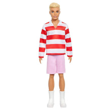 Boneco Ken com camisa às riscas vermelhas e brancas, calções rosa e ténis brancos