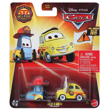 Cars Disney Luigi e Guido da Mattel em versão rescue com Guido de capacete vermelho e Luigi amarelo com bandeira de aviso
