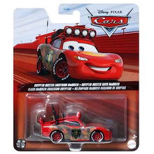 Cars Disney Relâmpago McQueen Caçador de Criptas com faróis no tejadilho e visual de aventura