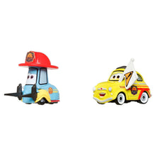 Cars Disney Luigi e Guido da Mattel em versão rescue com Guido de capacete vermelho e Luigi amarelo com bandeira de aviso