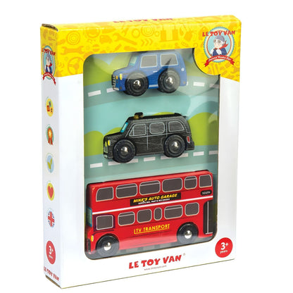 Niño jugando con el Set de Vehículos de Londres de madera de Le Toy Van con autobús rojo, taxi negro y coche azul