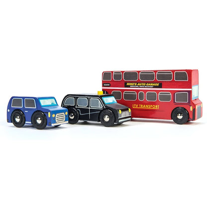 Niño jugando con el Set de Vehículos de Londres de madera de Le Toy Van con autobús rojo, taxi negro y coche azul