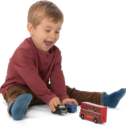 Niño jugando con el Set de Vehículos de Londres de madera de Le Toy Van con autobús rojo, taxi negro y coche azul