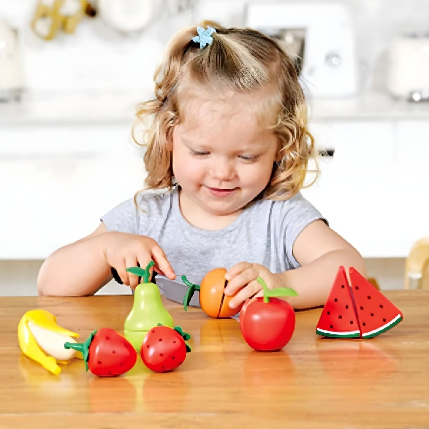Conjunto de Fruta em madeira Hape com banana, maçã, pera, morangos, melancia e faca de brincar