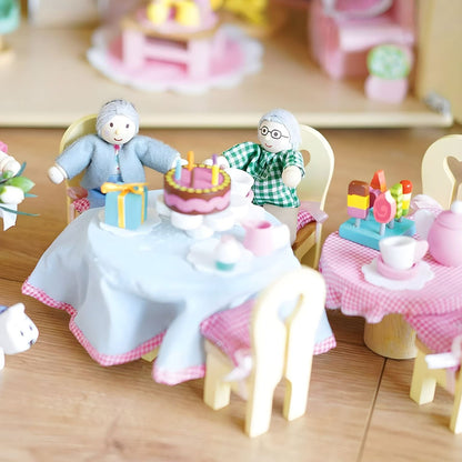 Set figuras Daisylane - Abuelos de Le Toy Van con dos abuelos en una escena de fiesta y casa de muñecas