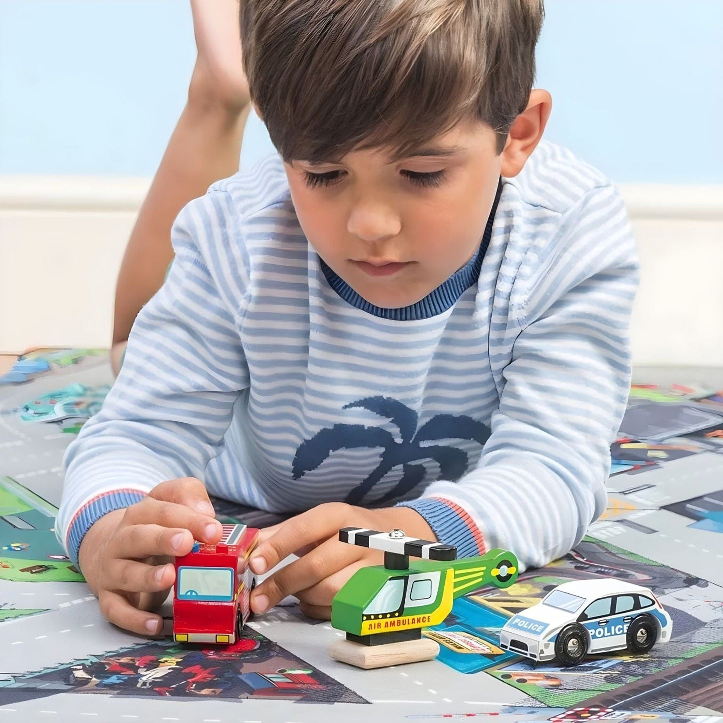 Conjunto veículos de emergência em madeira com helicóptero, carro da polícia e camião dos bombeiros da Le Toy Van