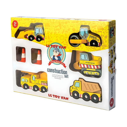 Niño jugando con vehículos de construcción de madera Le Toy Van, incluyendo camión, grúa, excavadora, pala y conos.