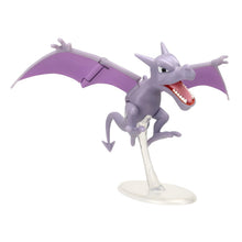 Figura Pokémon Aerodactyl lilás de asas abertas sobre suporte