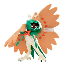 Figura Decidueye com asas castanhas abertas e capuz verde