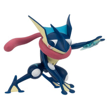 Figura Greninja azul-escura com língua rosa em pose de ataque