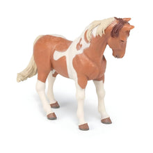 Figura de borracha égua malhada em vista lateral