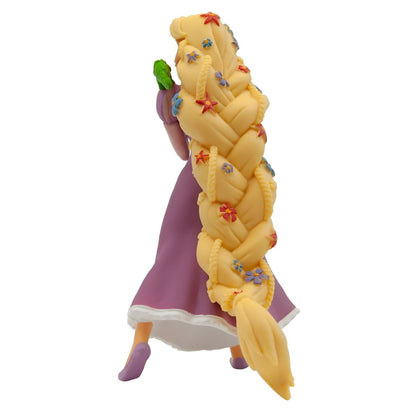 Rapunzel con flores en vestido morado inspirada en el universo Princesas Disney