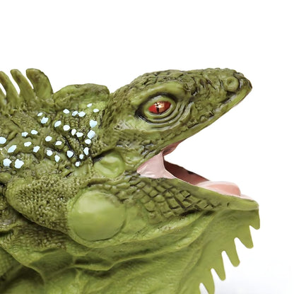 Figura de goma iguana verde en detalle para colección y naturaleza