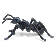 Figura de borracha formiga em vista principal
