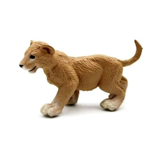 Figura de borracha cria de leão para brincadeiras com animais da savana