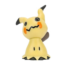 Figura Pokémon Mimikyu amarela com cauda castanha